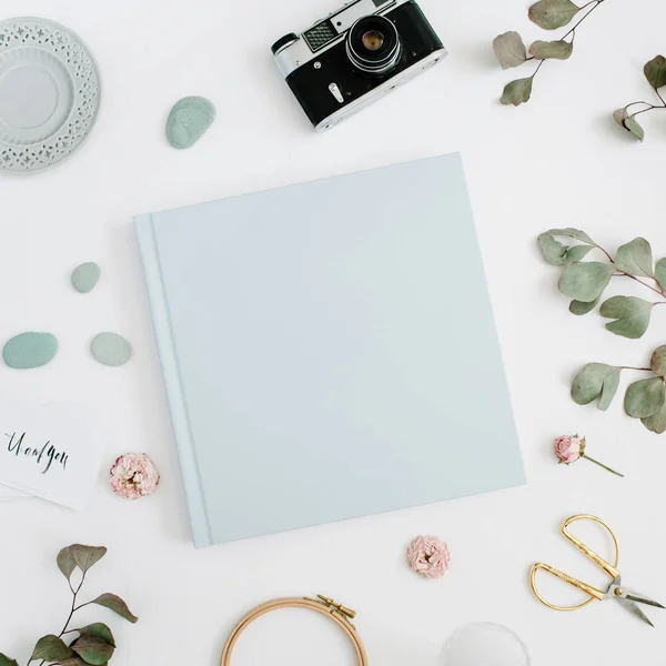 Álbum de fotos de família ou casamento azul com espaço em branco para texto — Fotografia de Stock