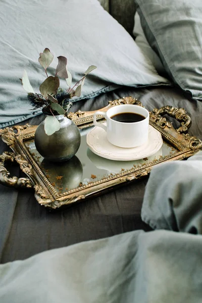 Πρωινός καφές στην χρυσή θήκη vintage — Φωτογραφία Αρχείου