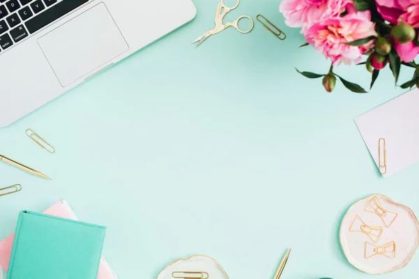 Home office desk. Workspace with laptop — Stock Photo, Image