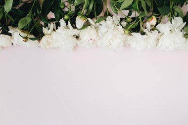 Çiçek desenli beyaz peonies yapılan