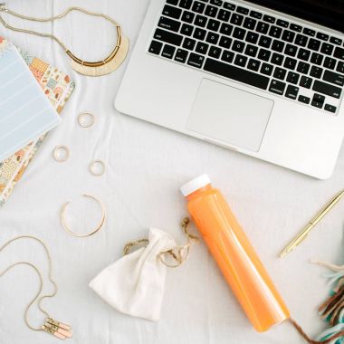 Dizüstü bilgisayar ile yatakta kadınsı ev ofis