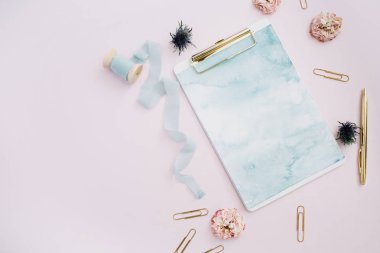 Pano, gül tomurcukları, blue ribbon, altın kalem ve Klipler