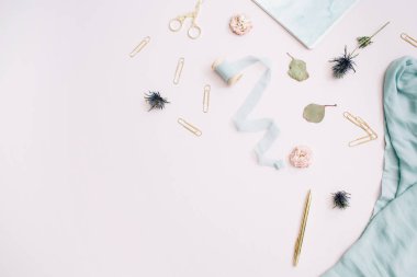 Pano, gül tomurcukları, blue ribbon, altın kalem ve Klipler