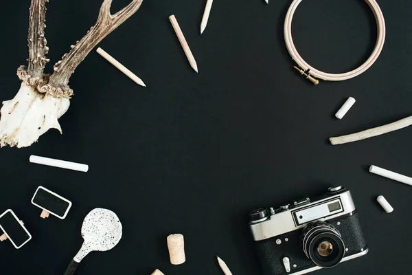 Kozí rohy, retro fotoaparát, křídou na tabuli černé křídy — Stock fotografie