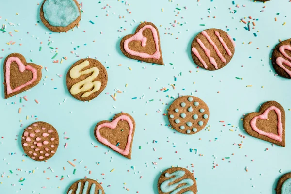 Galletas coloridas hechas a mano y confeti — Foto de Stock