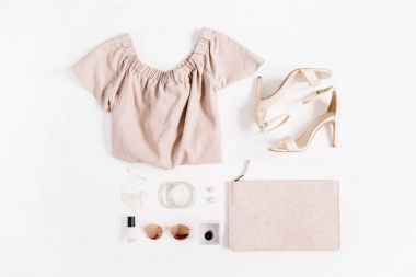 Trendy kıyafetler ve aksesuarlar kolaj