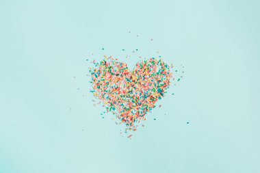 Konfeti yapılan renkli kalp simgesi
