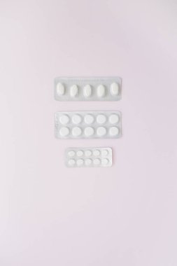 Tıp hapları pembe bir arka plan üzerinde