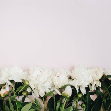 Çiçek desenli beyaz peonies yapılan