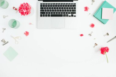 Ev ofis büro. Dizüstü bilgisayar ile çalışma alanı
