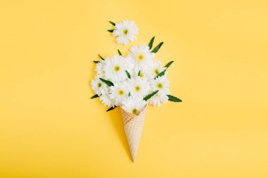 Gözleme koni ile çiçek buketi