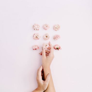 Kızın elini tutarak pembe kuru gül tomurcukları