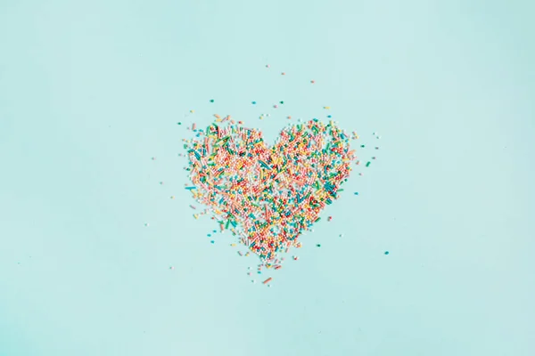 Símbolo de coração colorido feito de confete — Fotografia de Stock