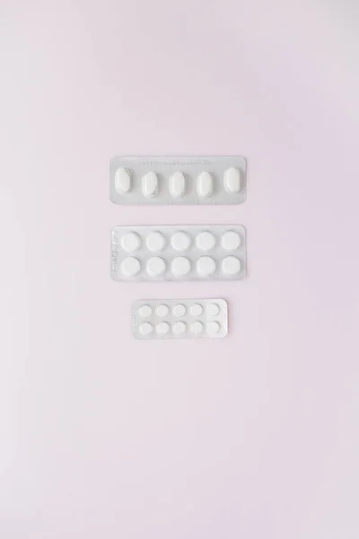 Medicine pills on pink background — Stock Photo, Image