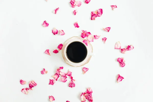 Fincan kahve ve pembe gül yaprakları — Stok fotoğraf