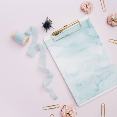 Pano, gül tomurcukları, blue ribbon, altın kalem ve Klipler