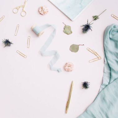 Pano, gül tomurcukları, blue ribbon, altın kalem ve Klipler