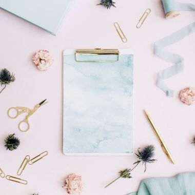 Pano, gül tomurcukları, blue ribbon, altın kalem ve Klipler