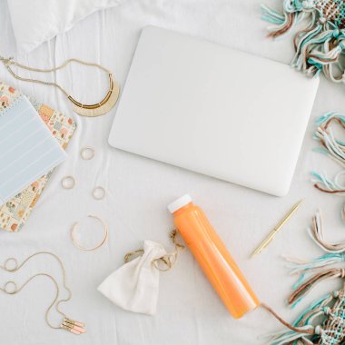 Dizüstü bilgisayar ile yatakta kadınsı ev ofis