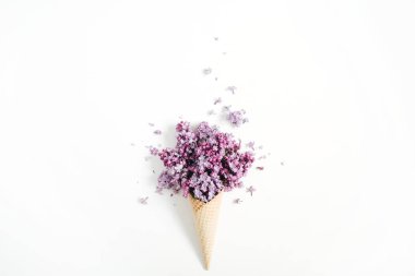 Gözleme koni ile çiçek buketi