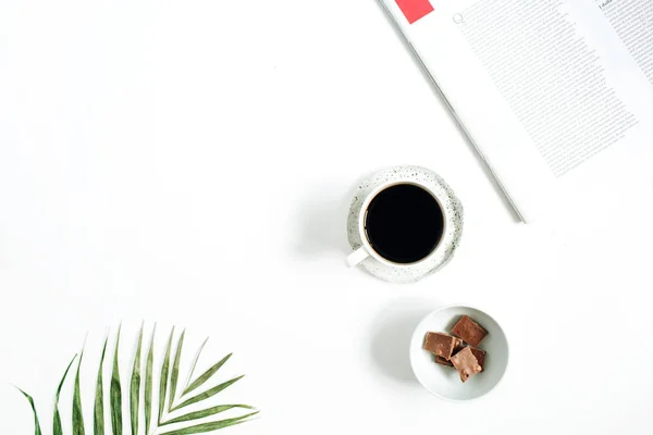 Ontbijt met koffiekopje en chocolade — Stockfoto