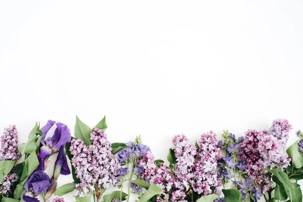 Eflatun çiçekler çiçek desenli