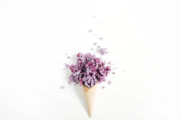 Cone de waffle com buquê de flores — Fotografia de Stock
