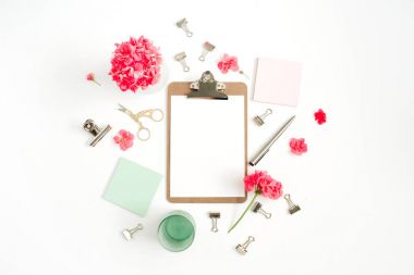 Clipboard ile kopya alanı için metin, kırmızı çiçekler, aksesuarlar