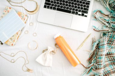 Dizüstü bilgisayar ile yatakta kadınsı ev ofis