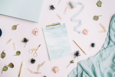 Pano, gül tomurcukları, blue ribbon, altın kalem ve Klipler