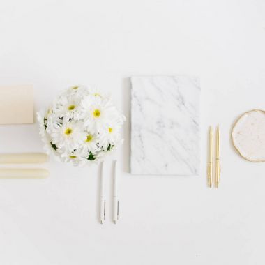 Papatya çiçek buketi ve mermer günlüğü ile çalışma alanı