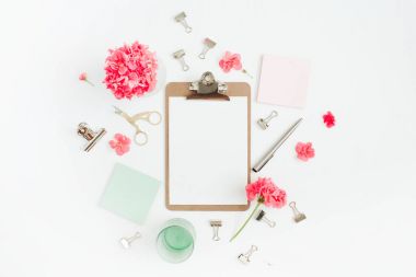 Clipboard ile kopya alanı için metin, kırmızı çiçekler, aksesuarlar