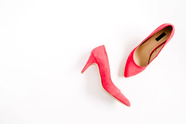 Κόκκινα γυναικεία παπούτσια σε λευκό φόντο — Φωτογραφία Αρχείου