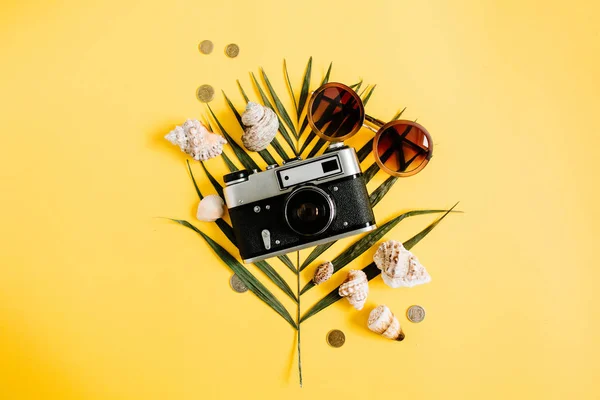 Turistické příslušenství na žlutém podkladu — Stock fotografie