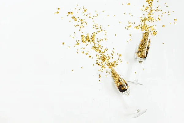 Бокалы шампанского с золотой мишурой конфетти — стоковое фото