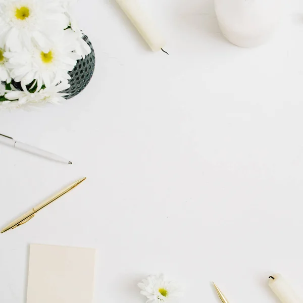 Werkruimte met kamille bloemen boeket en marmer dagboek — Stockfoto