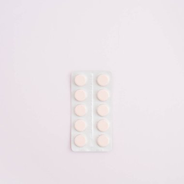 Tıp hapları pembe bir arka plan üzerinde