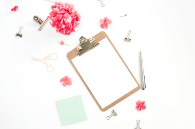 Clipboard ile kopya alanı için metin, kırmızı çiçekler, aksesuarlar