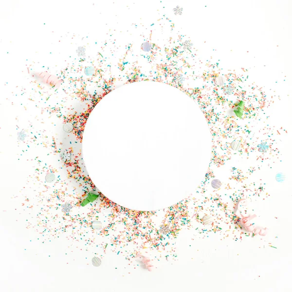 Confeti colorido sobre fondo blanco — Foto de Stock