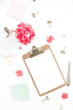 Clipboard ile kopya alanı için metin, kırmızı çiçekler, aksesuarlar