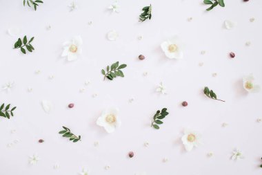 Çiçek desenli çiçek tomurcukları ile yeşil yaprakları 