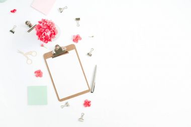 Clipboard ile kopya alanı için metin, kırmızı çiçekler, aksesuarlar