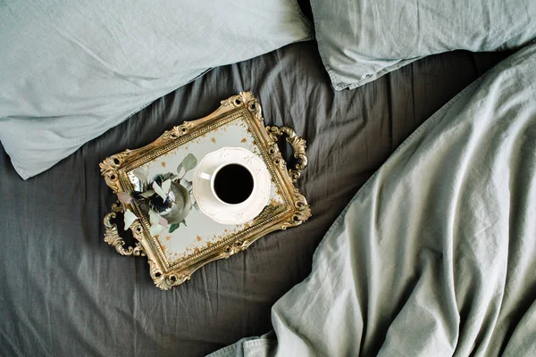 Утренний кофе на золотом винтажном подносе — стоковое фото