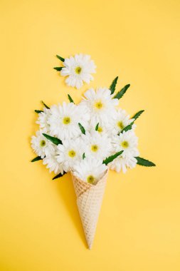 Gözleme koni ile çiçek buketi