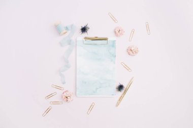 Pano, gül tomurcukları, blue ribbon, altın kalem ve Klipler