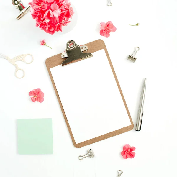 Presse-papiers avec espace de copie pour texte, fleurs rouges, accessoires — Photo