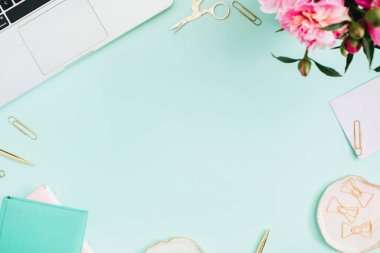 Ev ofis büro. Dizüstü bilgisayar ile çalışma alanı