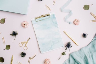 Pano, gül tomurcukları, blue ribbon, altın kalem ve Klipler