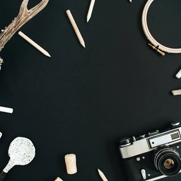 Keçi boynuzu, retro fotoğraf makinesi, el yapımı kaşık, kalemler — Stok fotoğraf