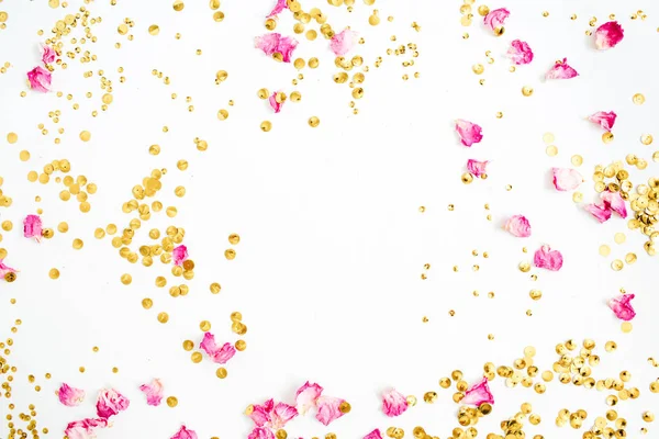 ピンクのバラの花びらと金色の紙吹雪で作られたカラフルなパターン — ストック写真